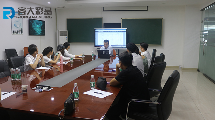 Rongda Colour Crystal Technology Director trains customer team on the software and hardware usage of multi-media touch-in-one machine！